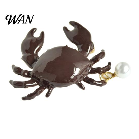 Smooth Touch Brooch Pin Bohemia Style Faux Pearl Decor Crab Shape Zinc Alloy Durable Metal with Hand-Painted Finish Coats Suits Sweaters Dresses Badge