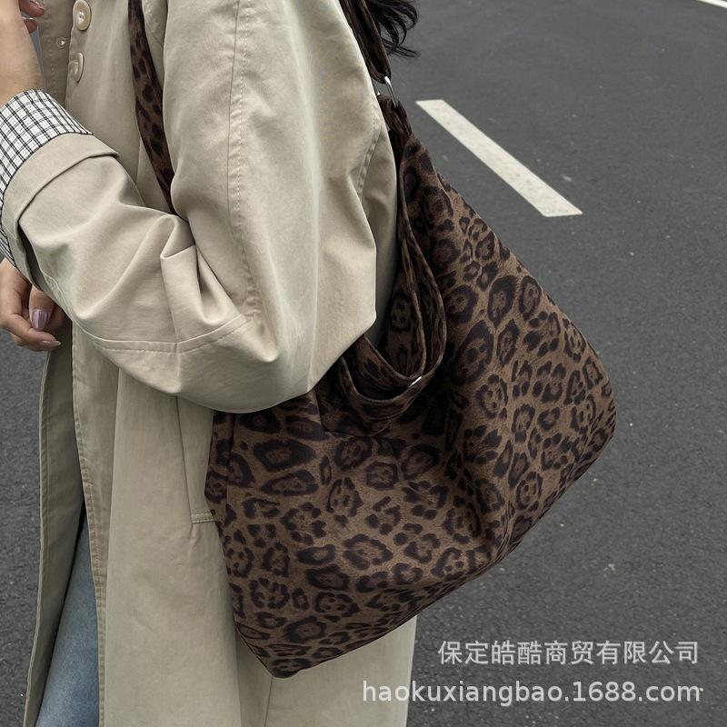 Leopard Print Bag Women's 2025 New Autumn and Winter Super Fire Commuter Bag Light Go Shoulder Bag Large Capacity Tote Bag