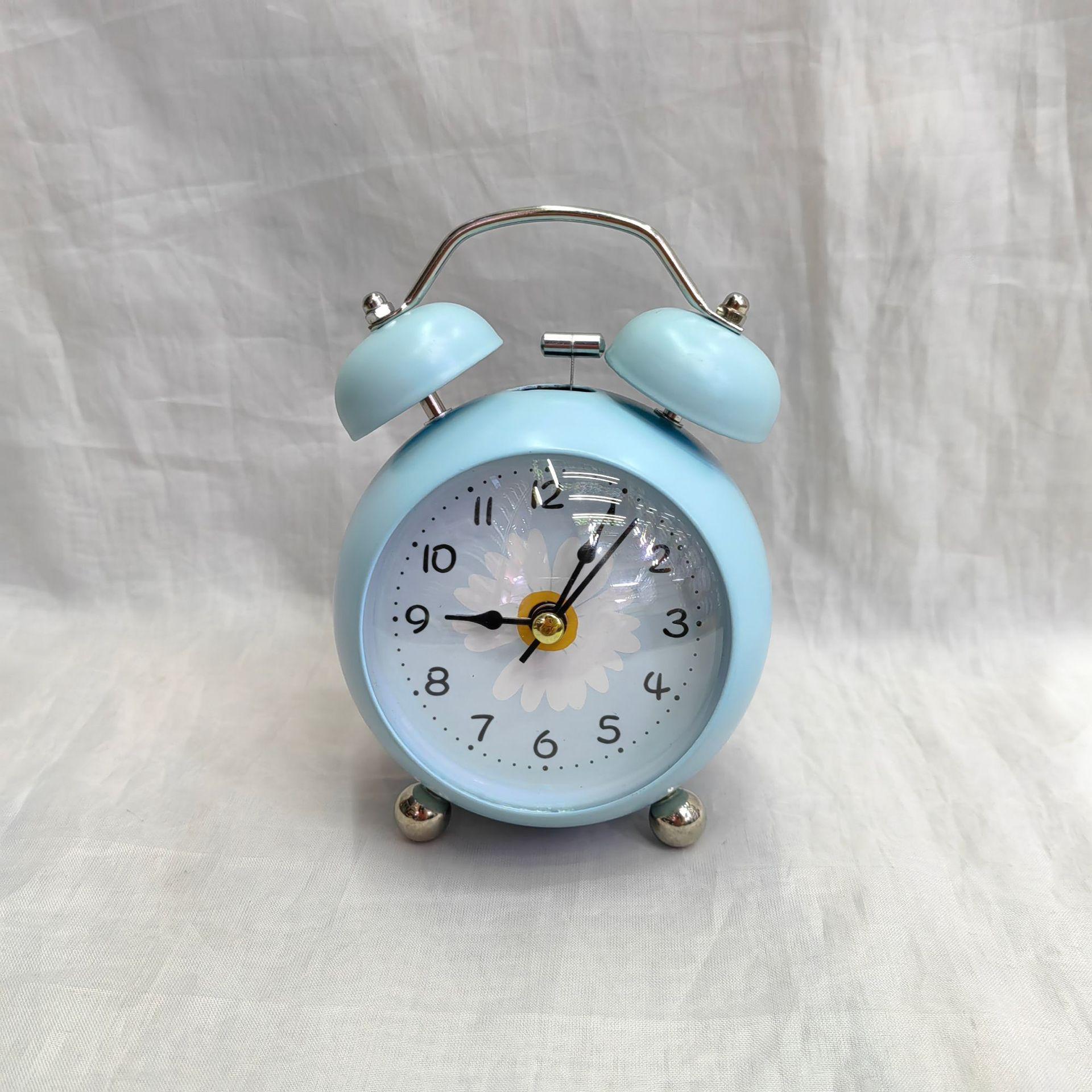 

3-дюймовый металлический барабанный будильник макаронного цвета с маленькими ромашками, настольное украшение для студентов и детей