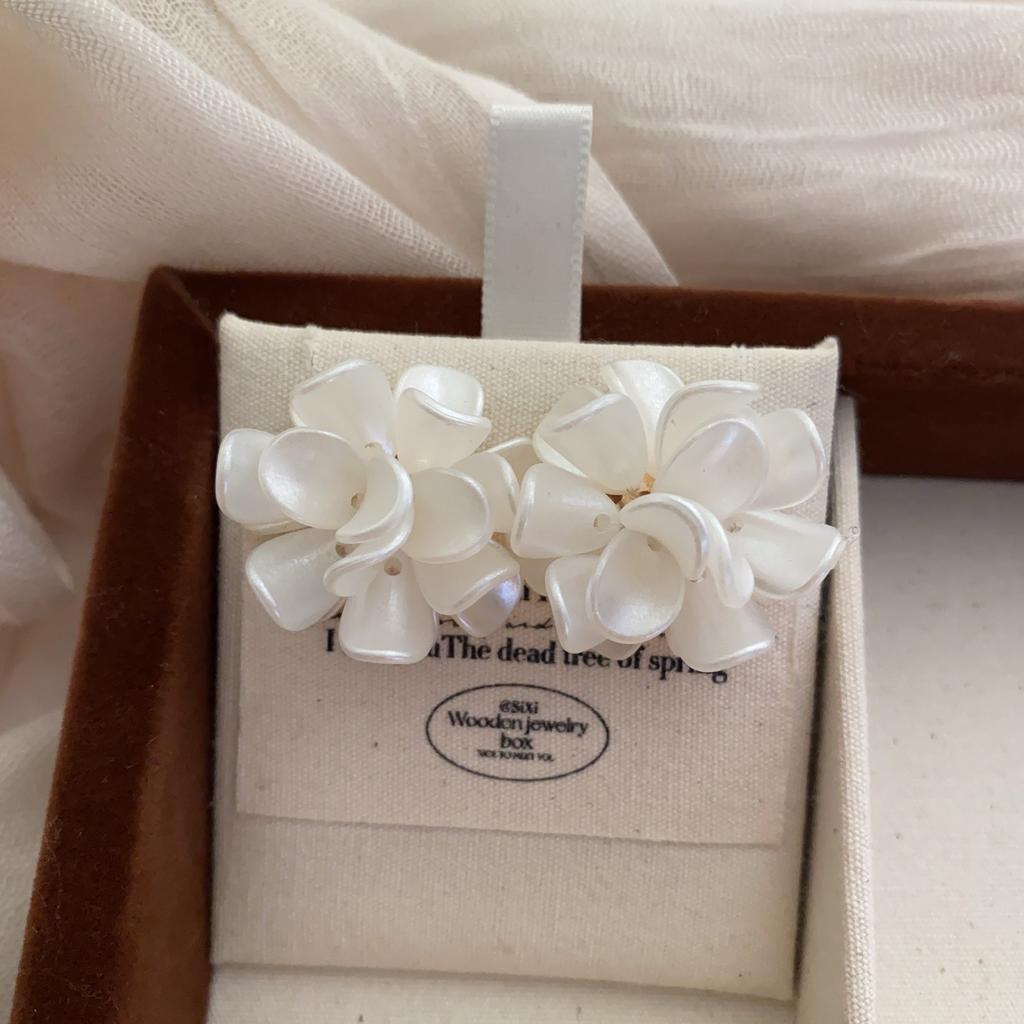 White Flower Petal Stud Earrings Spring And Summer Niche High-End Earrings Earrings Women'S Pure Temperament Simple Jewelry