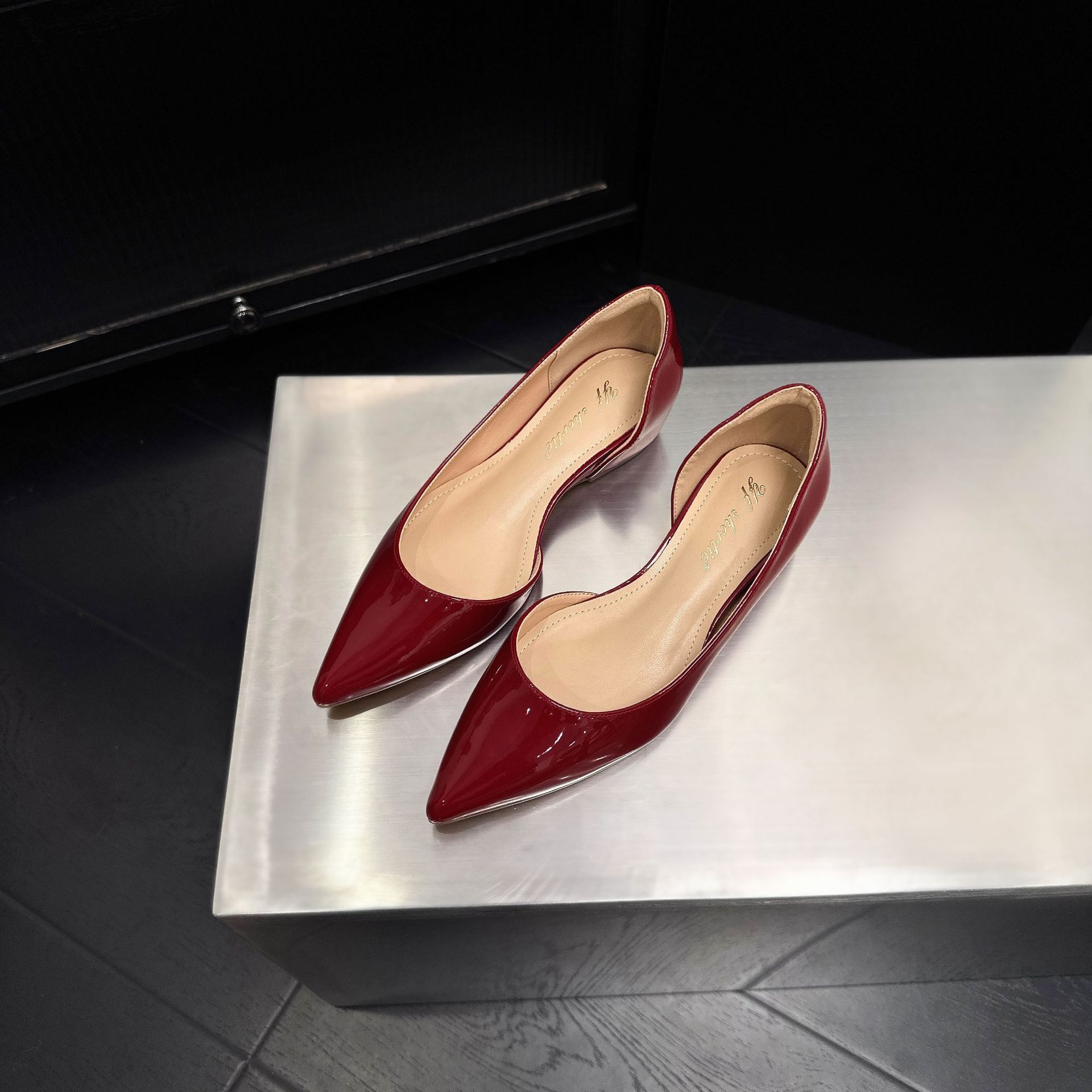 

Height increase 4CM sexy shallow mouth side empty single shoes women s 2025 new commuting not tired feet pointed patent leather inner height incr 40 красный