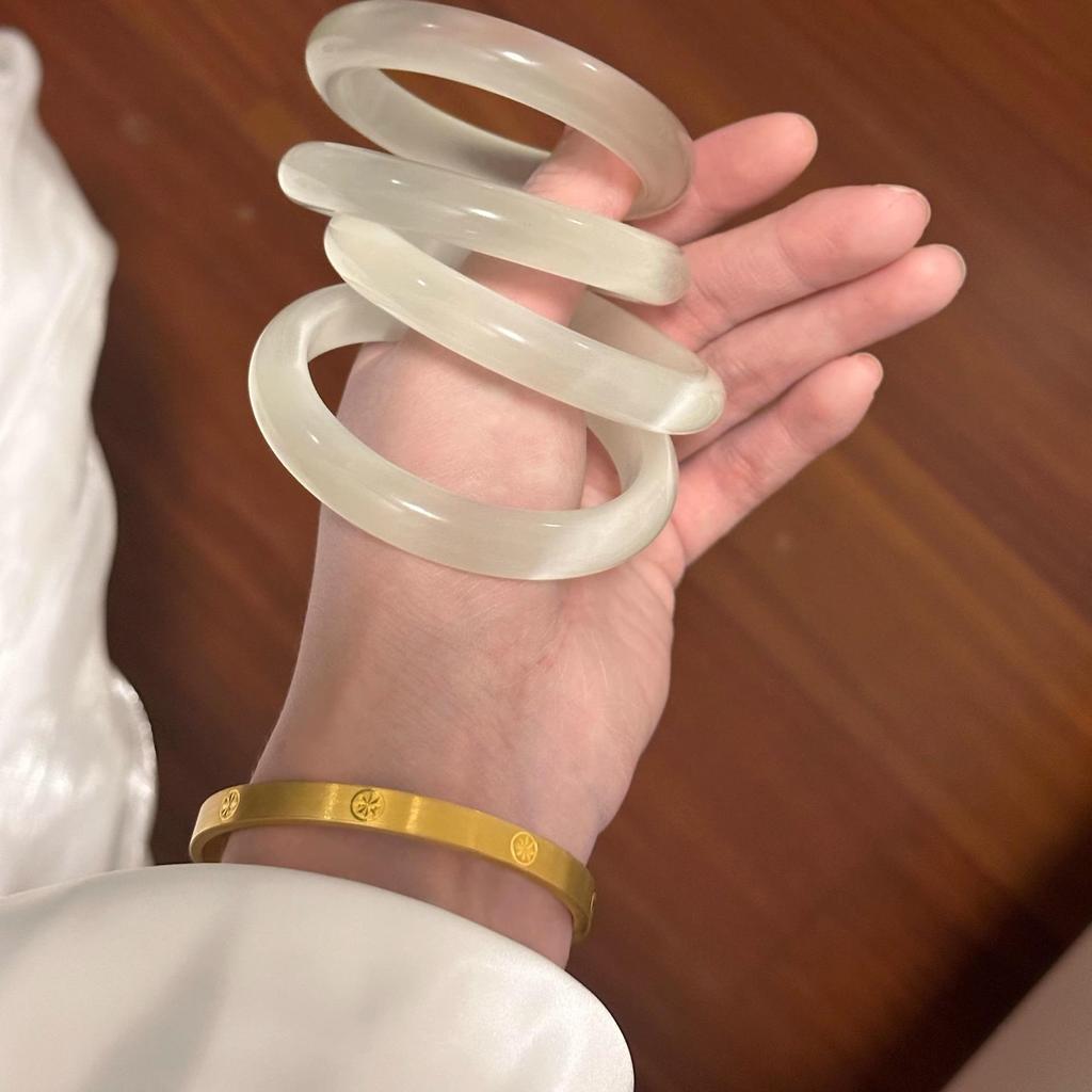 Bransoletka Bangle w kolorze szampańskiego złota i brzoskwiniowego różu z efektem kociego oka: Gradientowy wzór białego światła księżyca