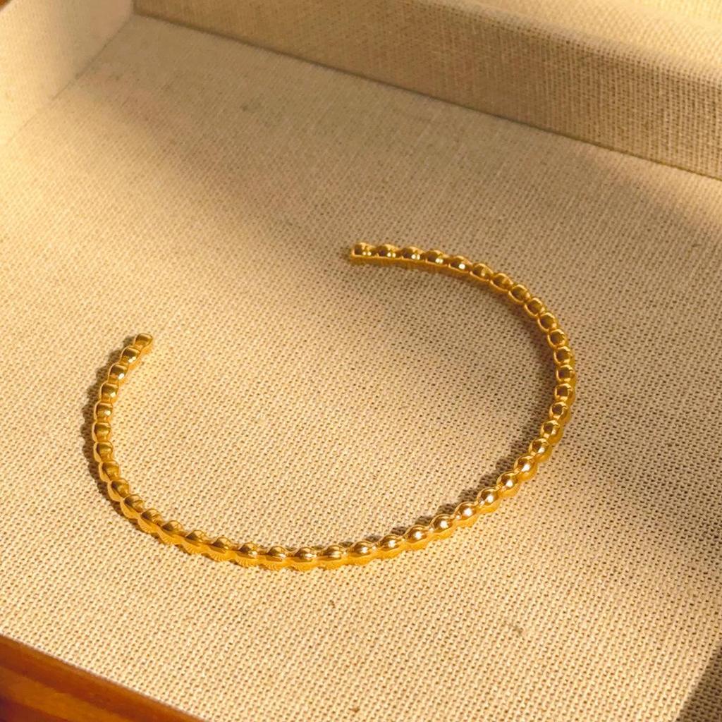 Luxusní dámský náramek z titanové oceli se zirkony a akcenty z bílé perleti