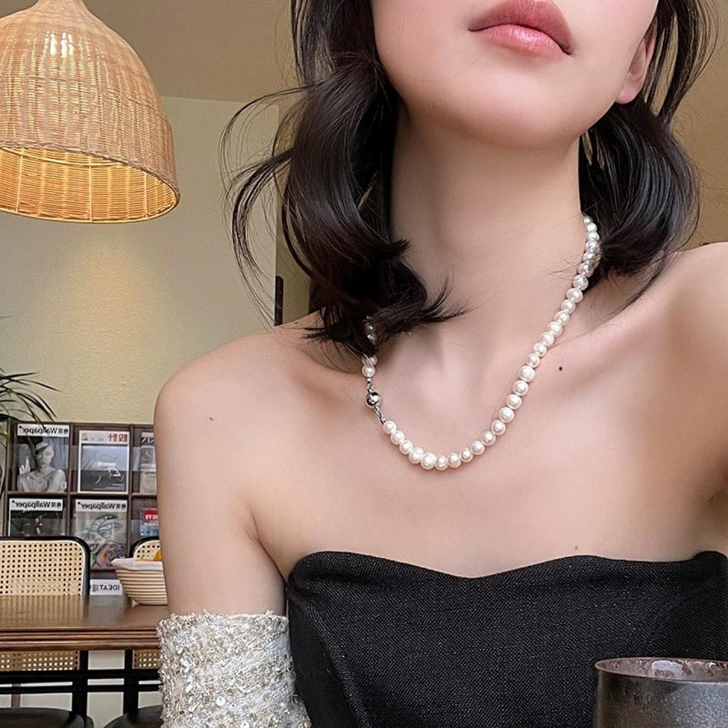 Natural Threaded Freshwater Large Pearl Necklace, a Magnetic Buckle Collarbone Chain for the Blogger's Hands, French Necklace Temperament