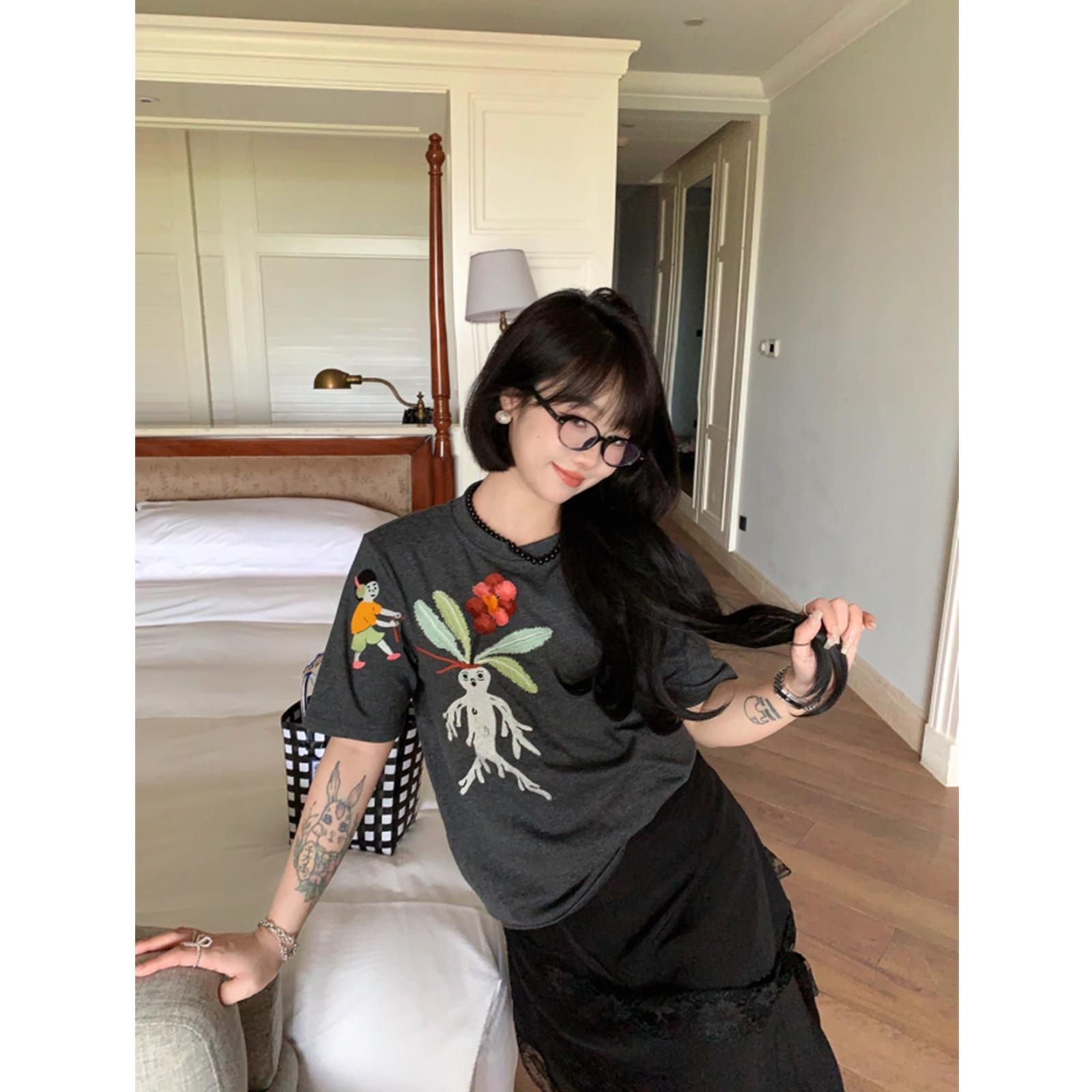 

Женская футболка 2025 года, летняя, нового дизайна, с вышивкой, мультяшная, свободного кроя, с круглым вырезом и рукавами до локтя XL