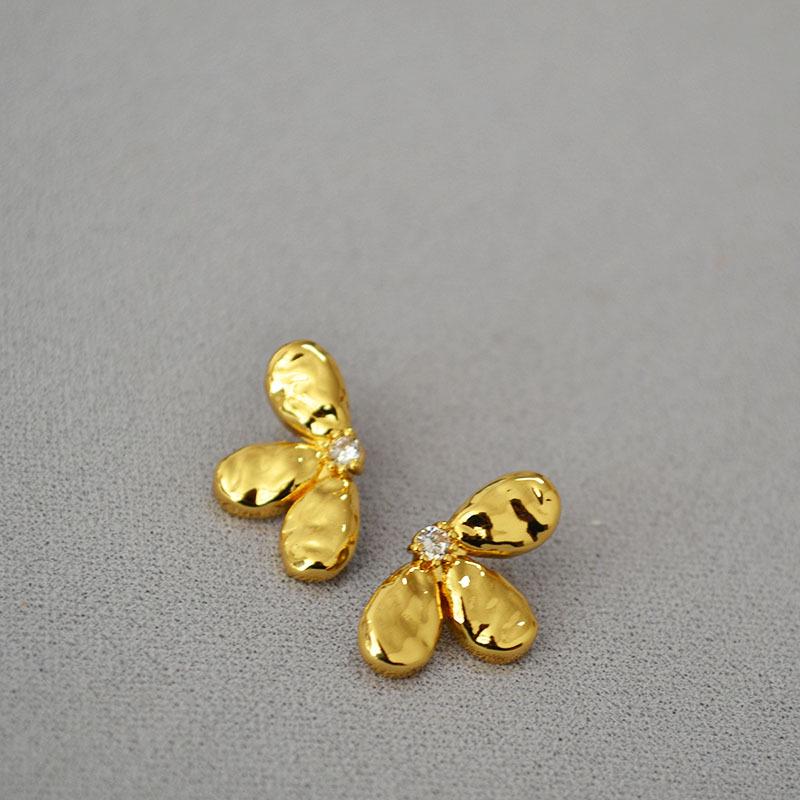 

Elegant 3D Petal Flower Rhinestone Stud Earrings - Retro Light Luxury with 925 Silver Posts