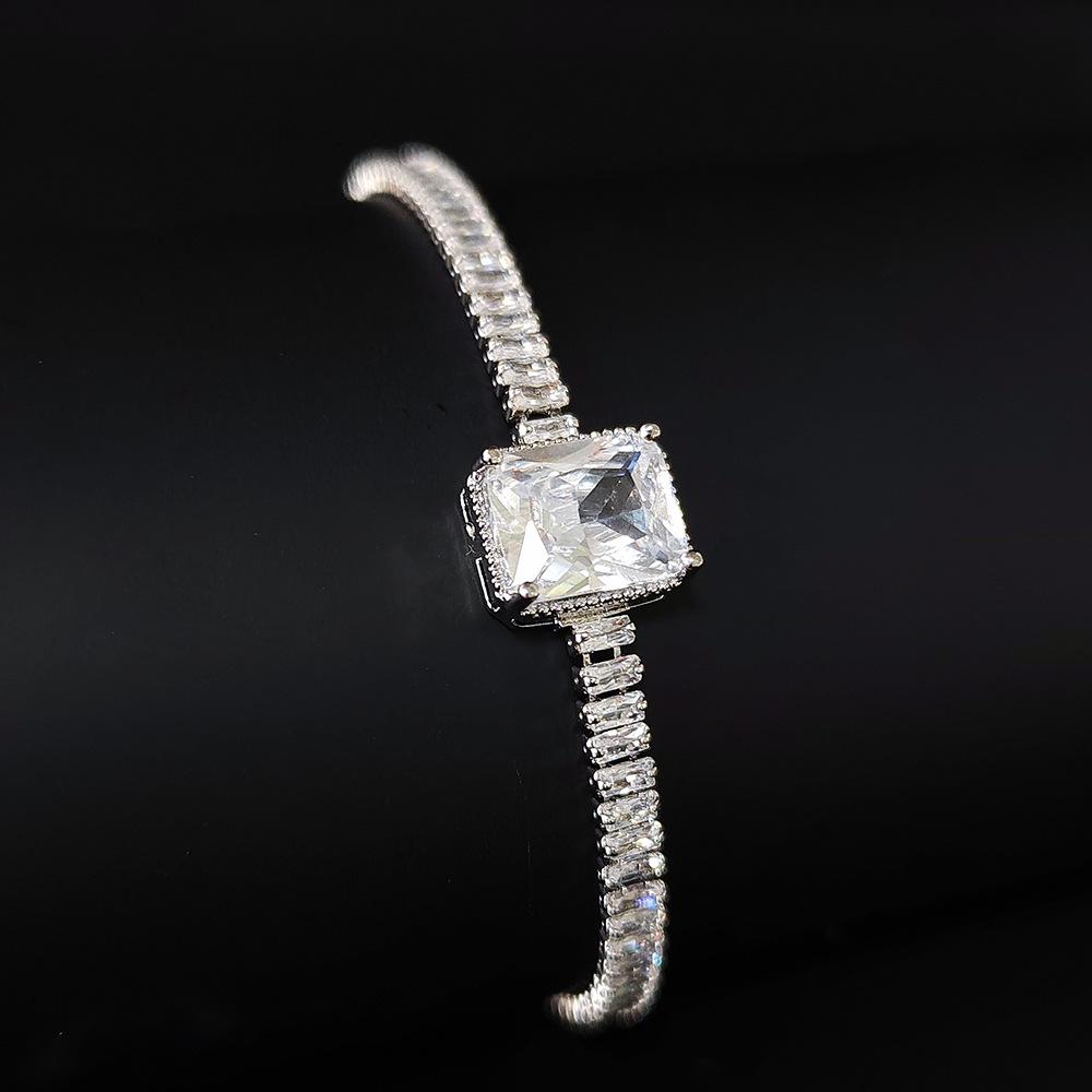 Sophisticated Square Zircon Bracelet: Elegant and Versatile for Daily Commutes or Banquets