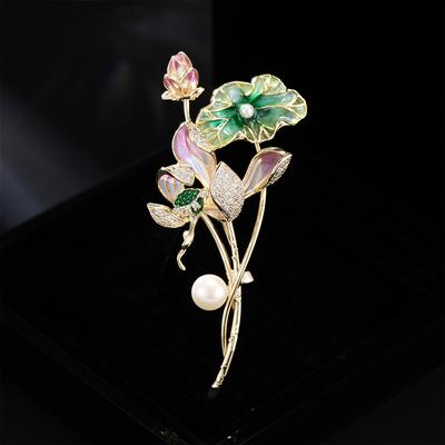 Elegante Damenbrosche mit Lotusblume aus Emaille und Imitationsperlen – ein modisches und vielseitiges Design für jeden Anlass.