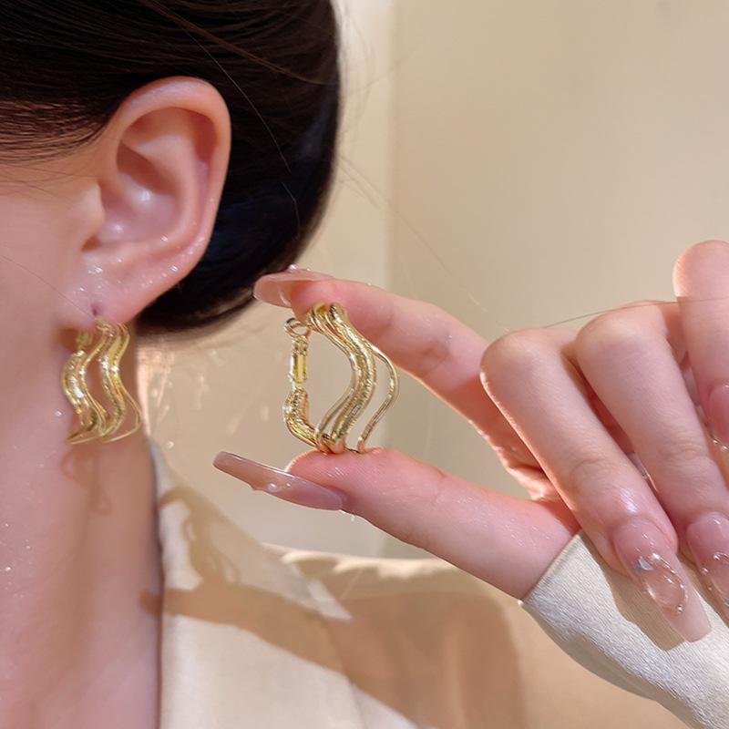 Европейские и американские нерегулярные серьги-волны с индивидуальным дизайном, женские металлические серьги в холодном стиле, новые серьги 2025