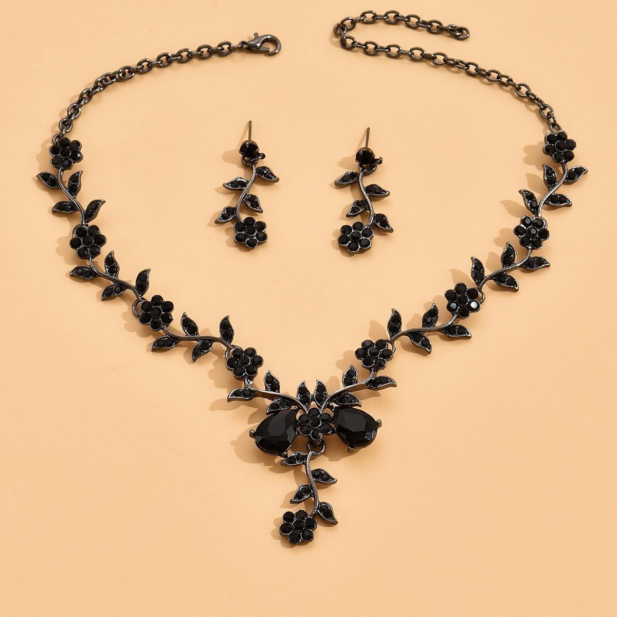 Retro Crystal Statement Necklace Set - Luxury Jewelry for Banquet Dresses