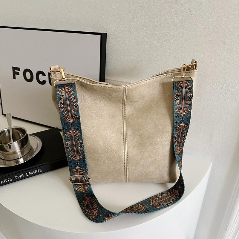 Retro commuter large-capacity bag women's winter new simple casual bucket bag niche fashion shoulder bag