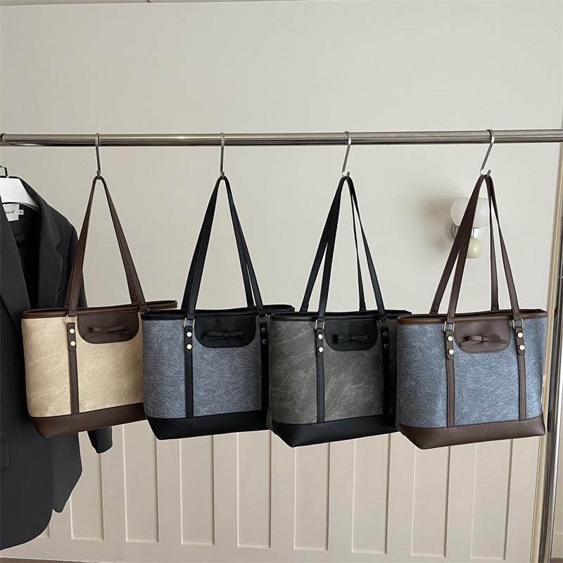 Fashion commuter largecapacity bag women's spring new foreignstyle shoulder bag college student portable tote bag