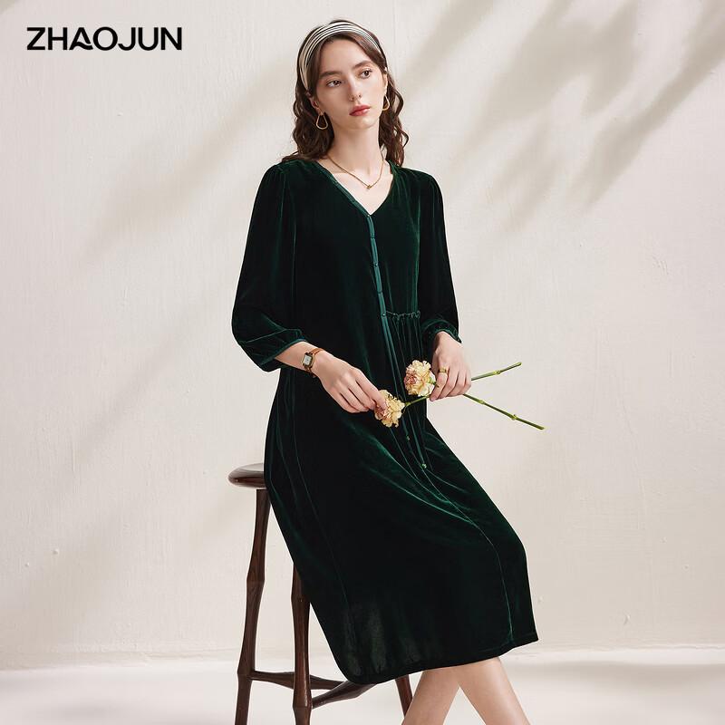 Elegant Retro Velvet A-Line Dress with V-Neck and Pendant