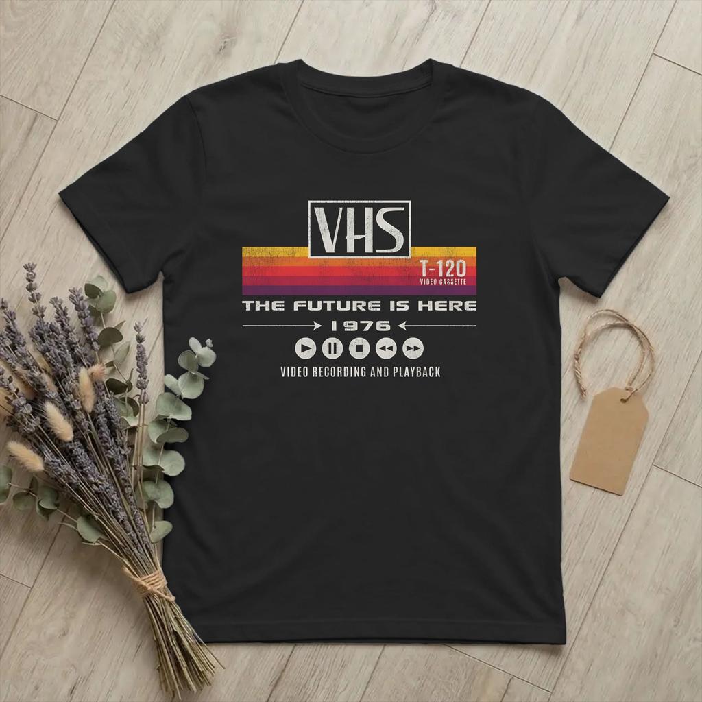 VHS-Kassette Die Zukunft ist da 1976 T-Shirt Unisex 100% Baumwolle Humor T-Shirt Rundhals Video Abgenutztes T-Shirt Kurzarm Kleidung