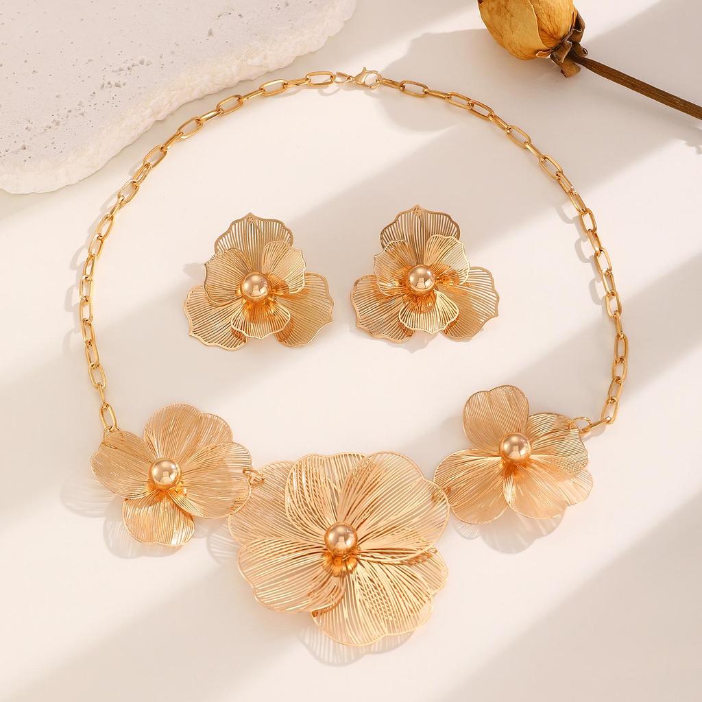 Exquisite Gold Flower Necklace & Dazzling Floral Stud Earrings - High-End Luxury Collection
