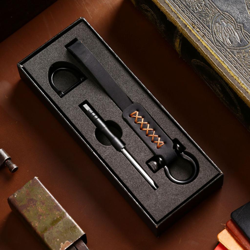 Weihnachts-Retro-Auto-Schlüsselanhänger, multifunktionaler langer Leder-Schlüsselanhänger, hochwertige Geschenkbox, Schlüsselanhänger aus echtem Leder, kleines Geschenk.