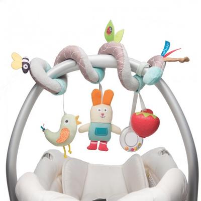 Taf Toys entwickelt Spirale für Kinderwagen und Autositz – im Kindergarten