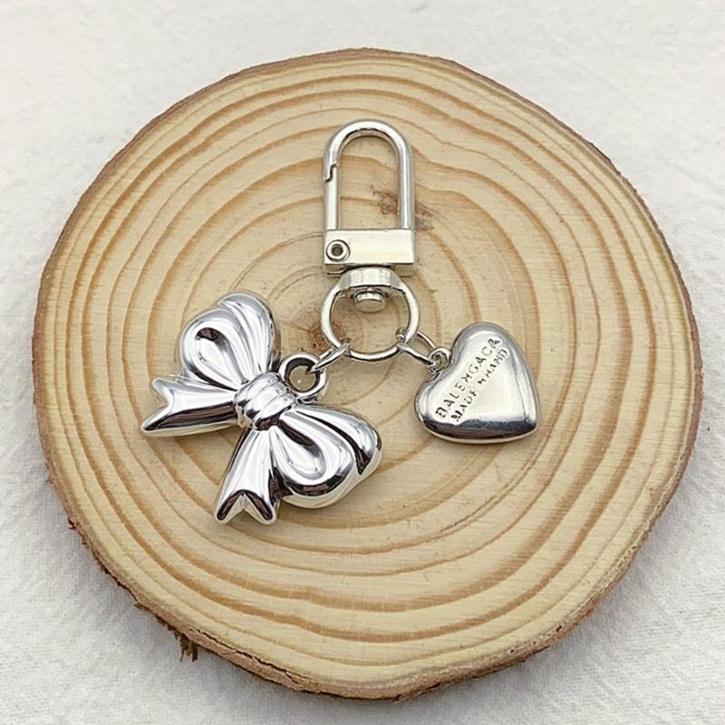 Elegant Large Love Heart Pendant Keychain Sturdy Alloy Charm Fashion Accessory for Men and Women Stylish Outfits