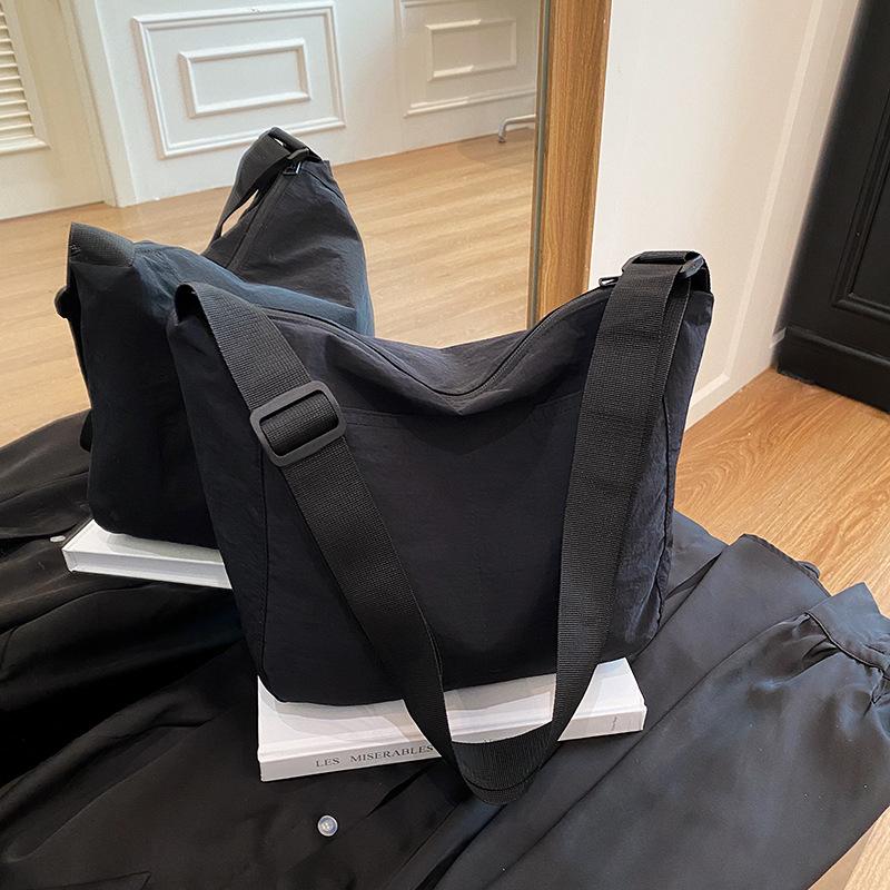 Large Capacity Casual Women's Bag Niche Design New Autumn and Winter Shoulder Bag 2025 Fashion Crossbody Tote Bag