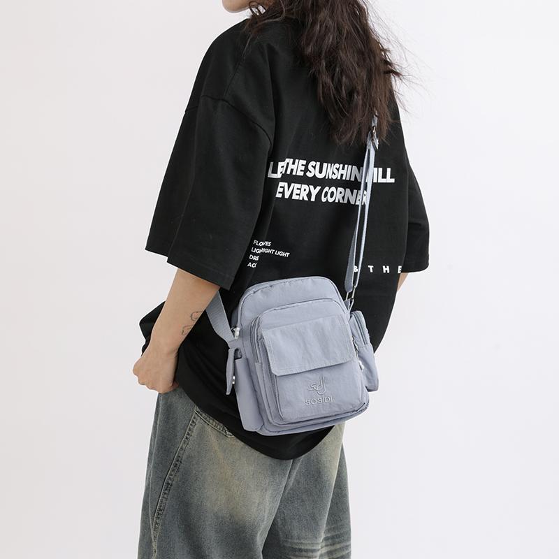 Sac Carré Petit en Nylon Imperméable Sac Léger pour Téléphone Portable pour Femmes Sac Bandoulière Commuter Multi-Poches