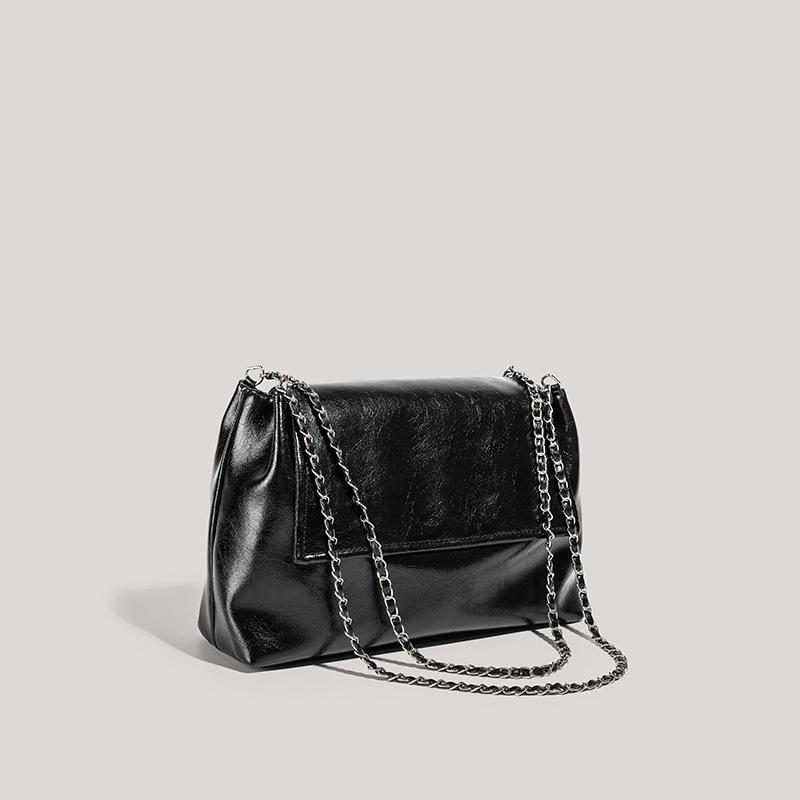 Die neue Tasche ist eine schlichte und hochwertige Pendlerkette, eine Unterarm-Schultertasche mit großem Fassungsvermögen, ein Trend.