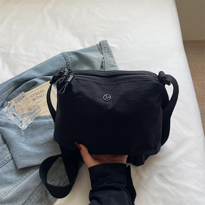 

Light casual niche messenger bag women s fashion 2025 trend new simple shoulder bag spring pillow bag