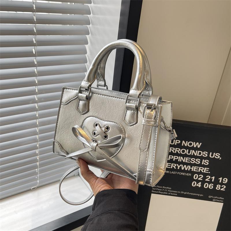 

Premium commuter large-capacity bag women s 2025 new fashion bow shoulder bag red portable small square bag серебряный