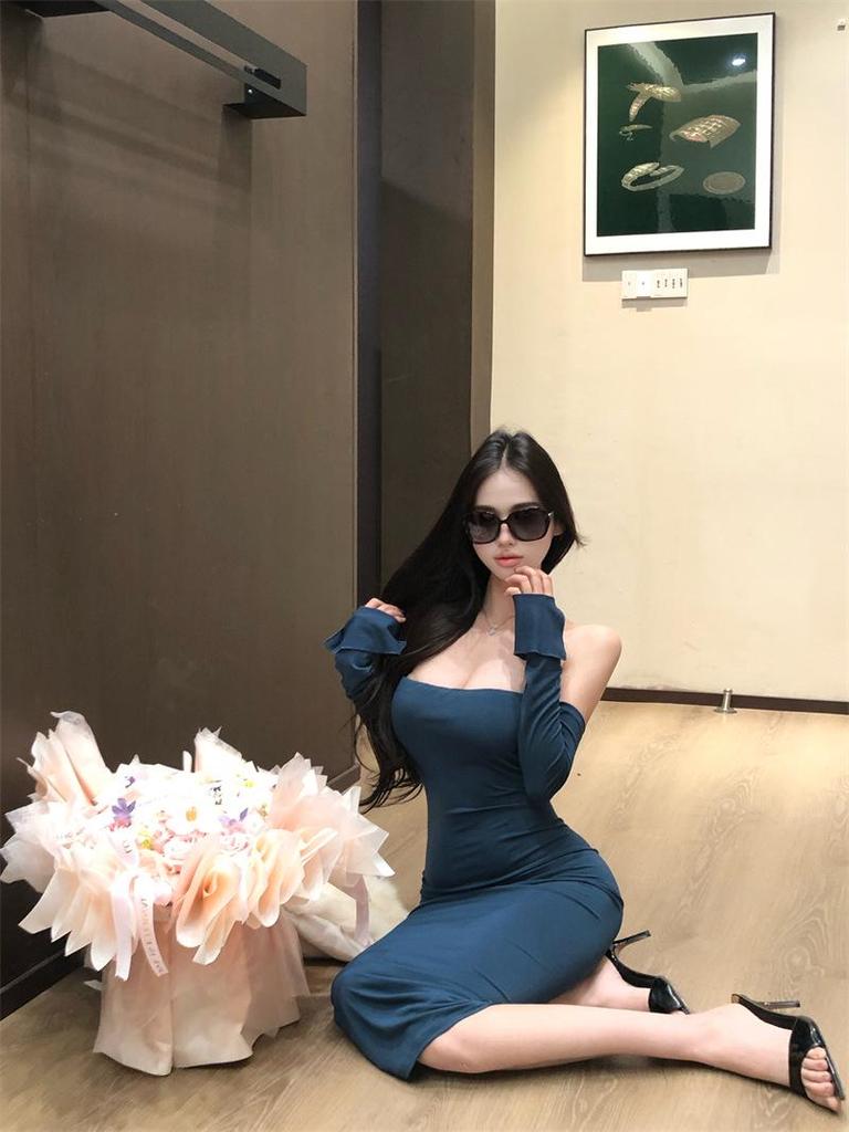 2025 Winter Off-Shoulder Two-Tone Dress: Slimming, Sexy, Elegant & Backless with Inner Camisole for Women