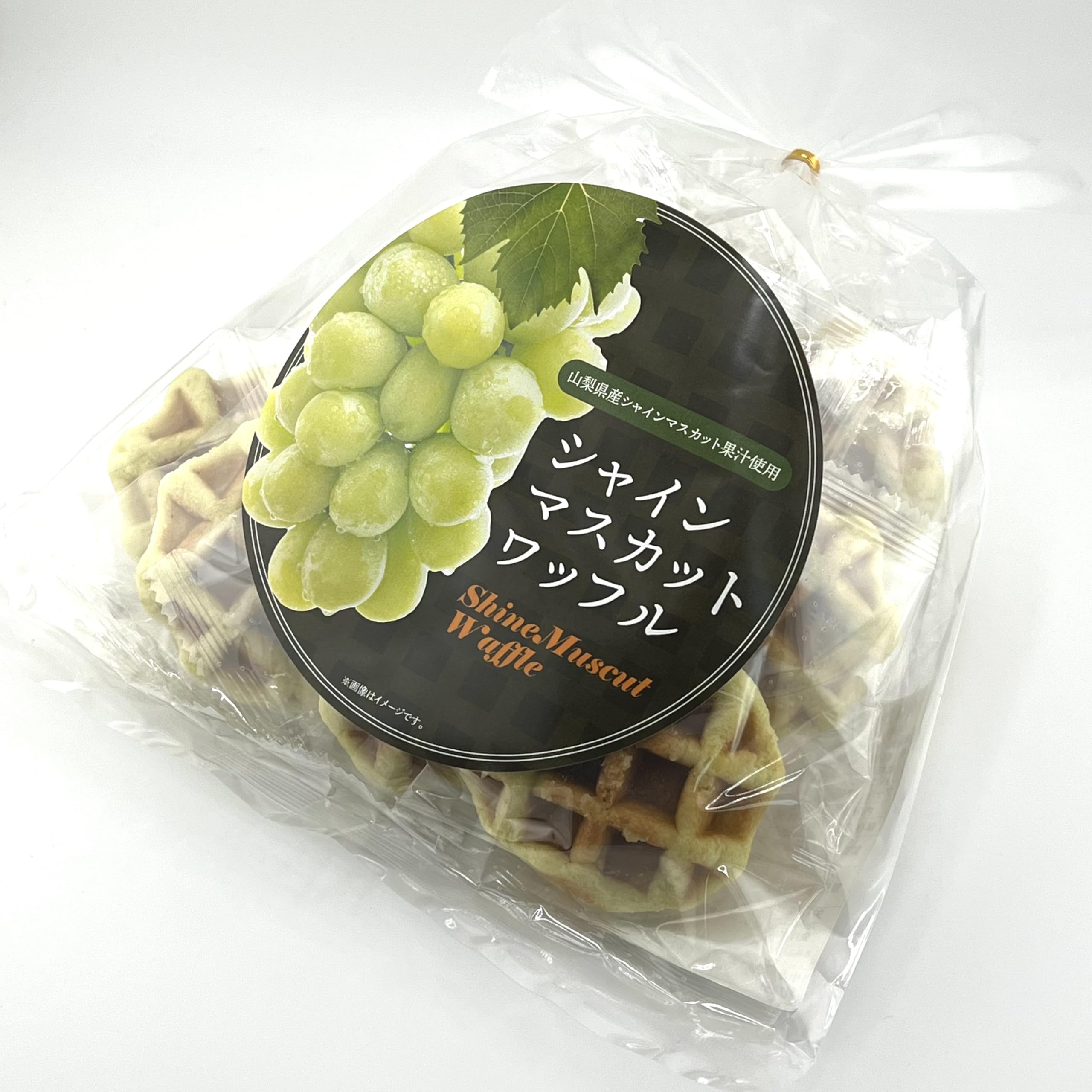 

Вафли Happy Company Shine Muscat, 10 шт. x 1 пакетик, набор. Милый, но восхитительный вкус. Изготовлены из фруктового сока Shine Muscat из префектуры Яманаси. Shine