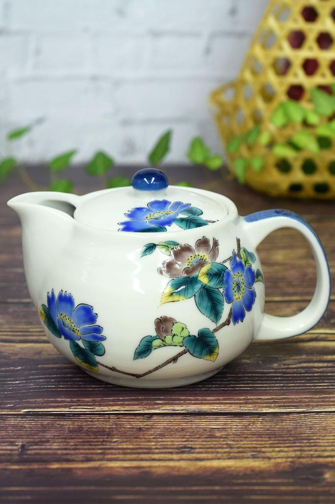 Waza no Kura: Stylish Kutani ware teapot with camellia design and tea strainer. Made in Japan. A premium ceramic brand. A great birthday gift.