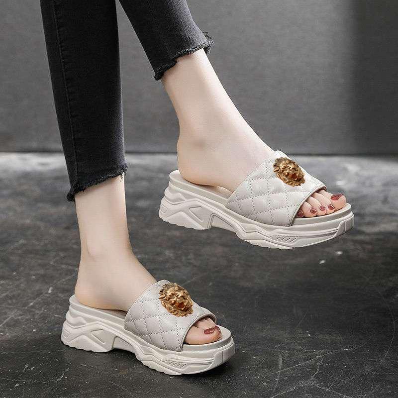 Fashion New Summer Fashion, Lightweight and Anti-slip Flat-bottomed Flip-flops for Women Wearing Thick-soled Wedge Heels T68