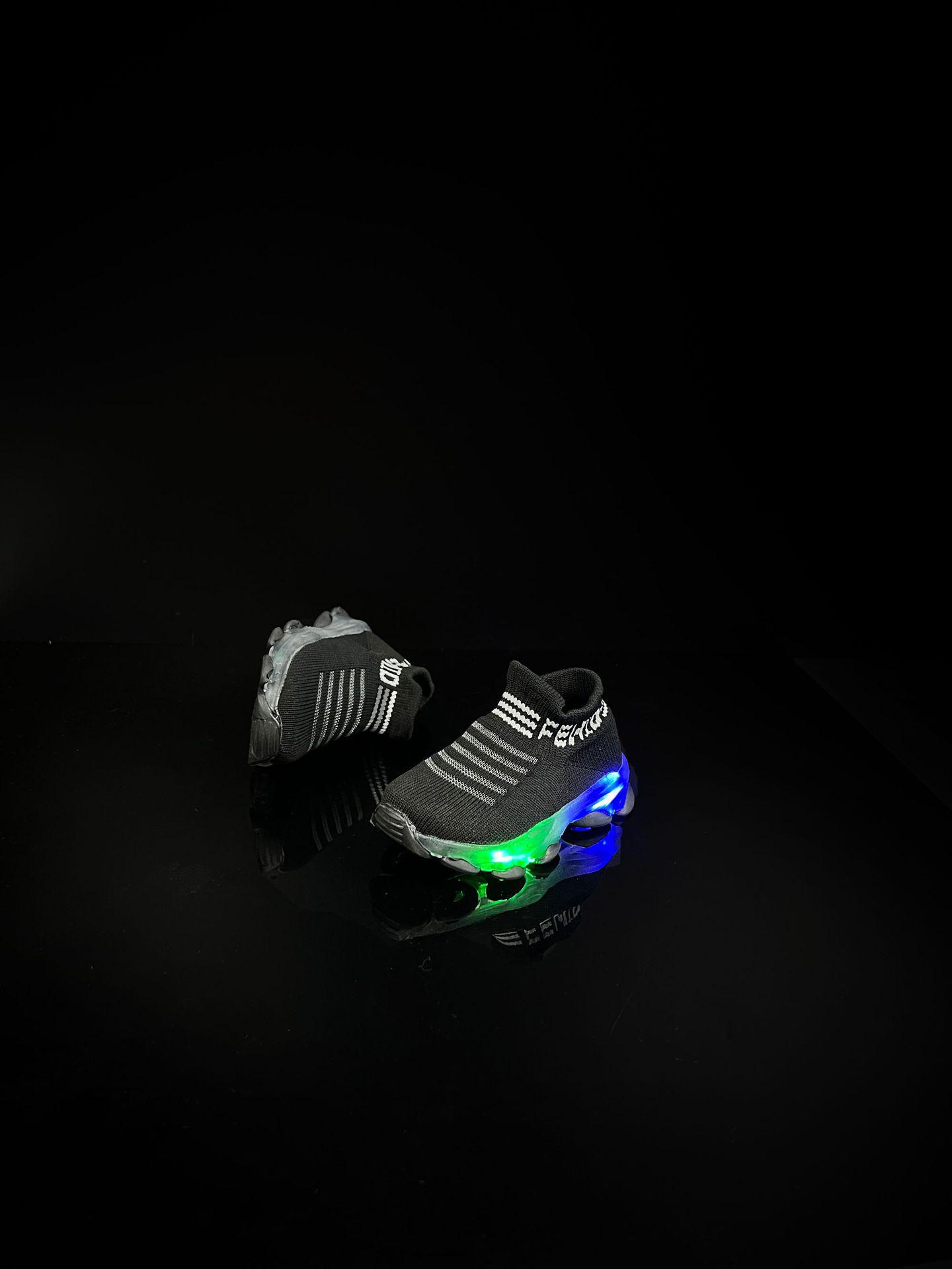 

Світлодіодне дихаюче трикотажне спортивне взуття для дітей 25