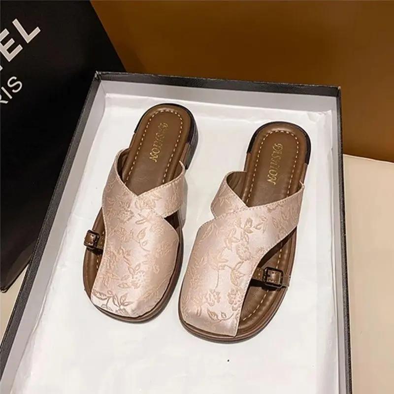 Fashion Outside Shoes With Heel New Fashion Designer Women's Slippers and Ladies Sandals Luxury Cheap Liquidation 2025 Trend Pvc Slides