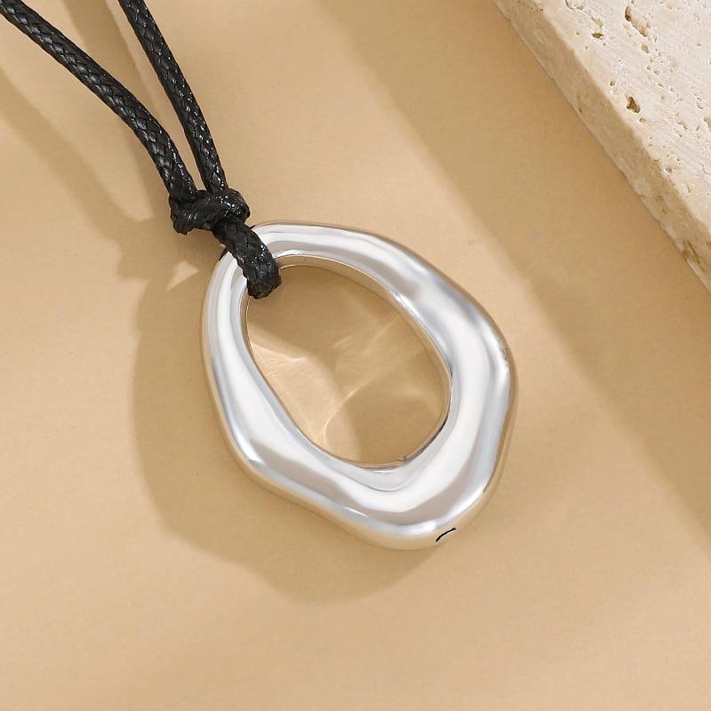 1 Stück Metallisch Ausgehöhlt Asymmetrisch Geometrisch Mehrere Elemente Herzförmiger Anhänger Kragen Halskette für Frauen Mode Lässig Straße Party Schmuck