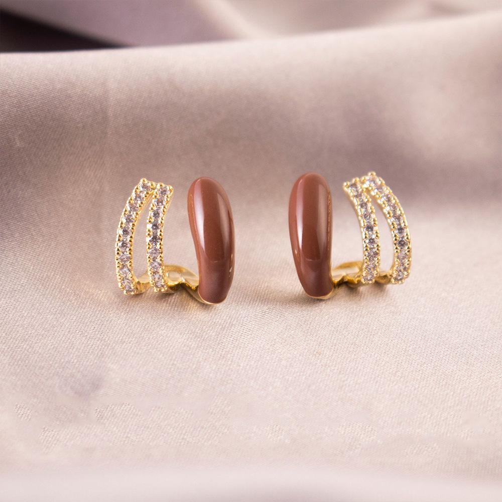 Silver Needle Clover Stud Earrings: Retro Hong Kong Style, Elegant and Fashionable Women's Luxury Jewelry.