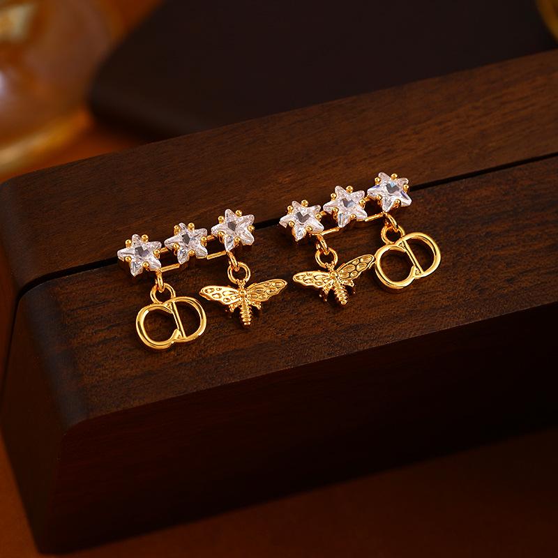 Асимметричные серьги-гвоздики с пчелой и буквой CD, покрытые настоящим золотом, с цирконами