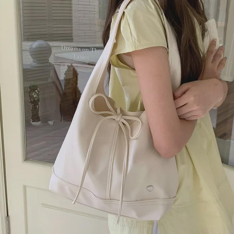 2025 Korean Niche Vielseitige Pendlertasche für Damen: Großes Fassungsvermögen, lässig mit französischem Bogen-Schulterdesign