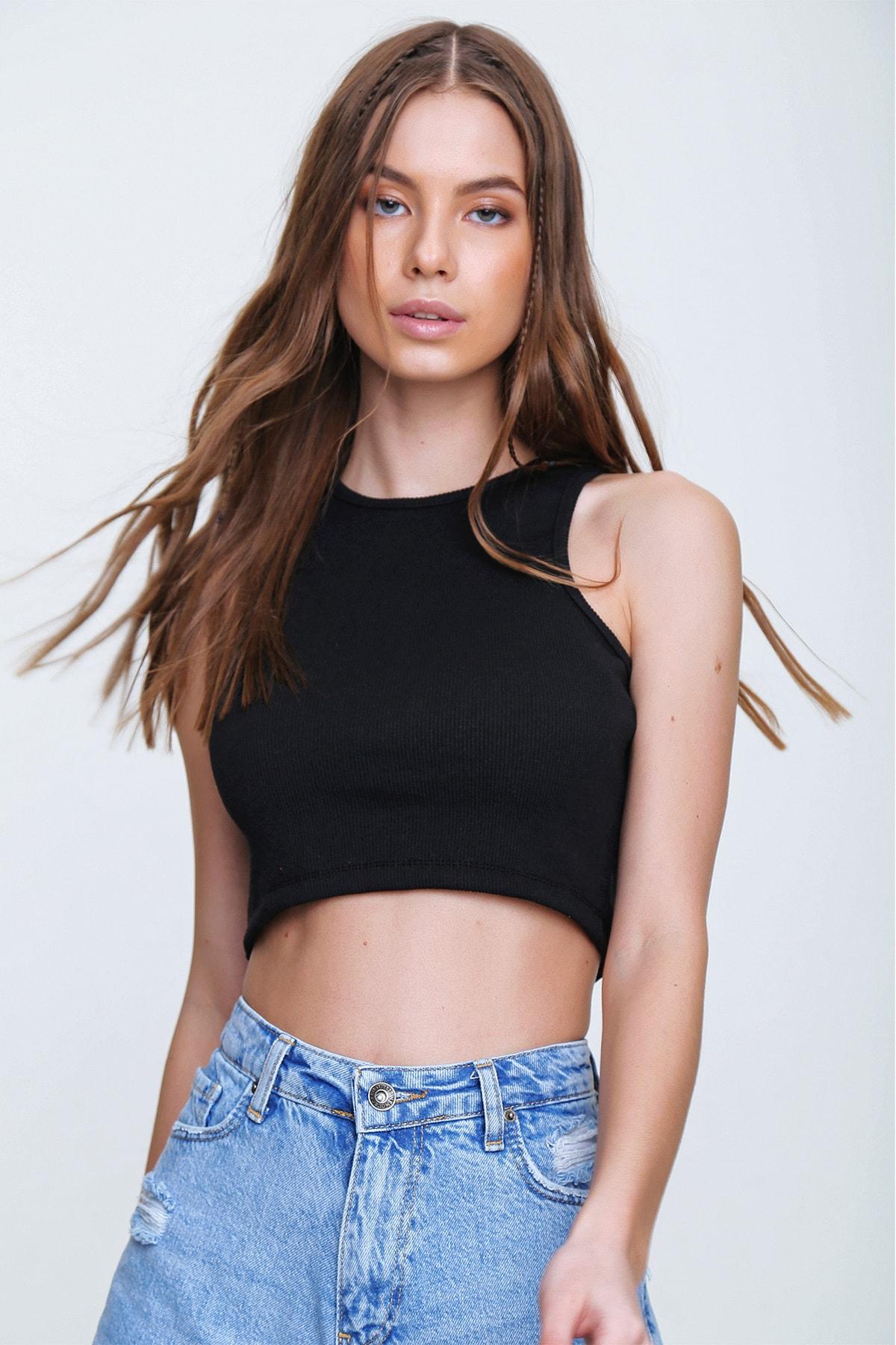 

Женская черная укороченная блузка с круглым вырезом ALC-X6526