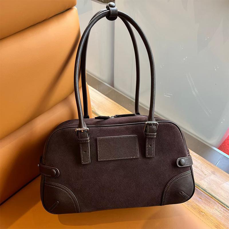 

2025 Осень Зима Новая Нишевая Матовая Кожа Боулинг Оригинальная Сумка Под Мышку Бостонская Сумка на Плечо для Женщин 34*20*13 коричневый