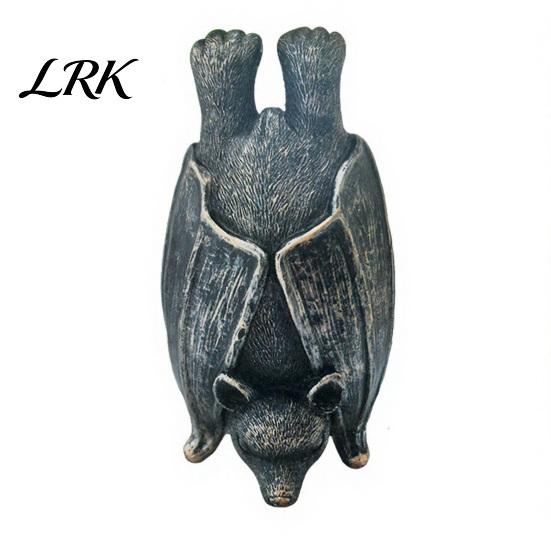 Realistic Hanging Bat Halloween Figurine, Resin Sculpture, Gothic Upside Waterproof Statue Down for Outdoor Garden Tree Yard Decor Distressed Retro