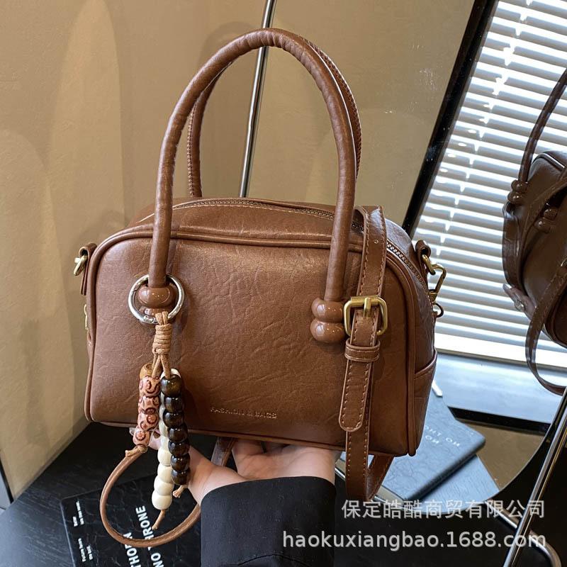 Niche design bag women's 2025 new autumn and winter versatile shoulder messenger bag Korean version ins portable pillow bag