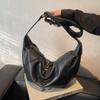 Niche retro lazy wind messenger bag women's winter new versatile simple commuter shoulder dumpling bag
