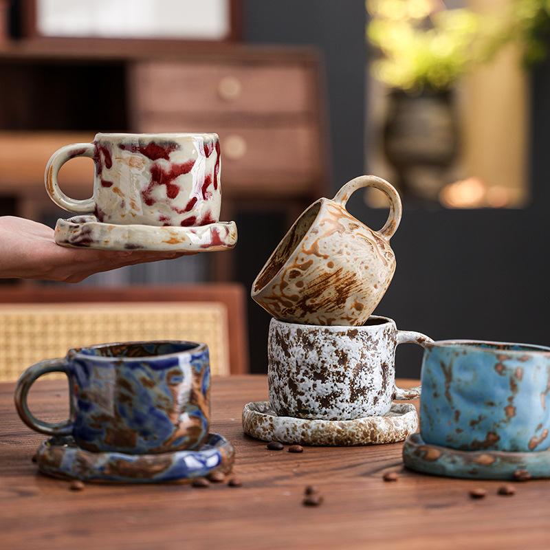 Grobes Töpferton Ofenwechsel Tasse und Untertasse Set Unregelmäßige Wabi-Sabi Keramiktasse für Kaffee Tee Hausbar Rustikale Wohnkultur Geschenk