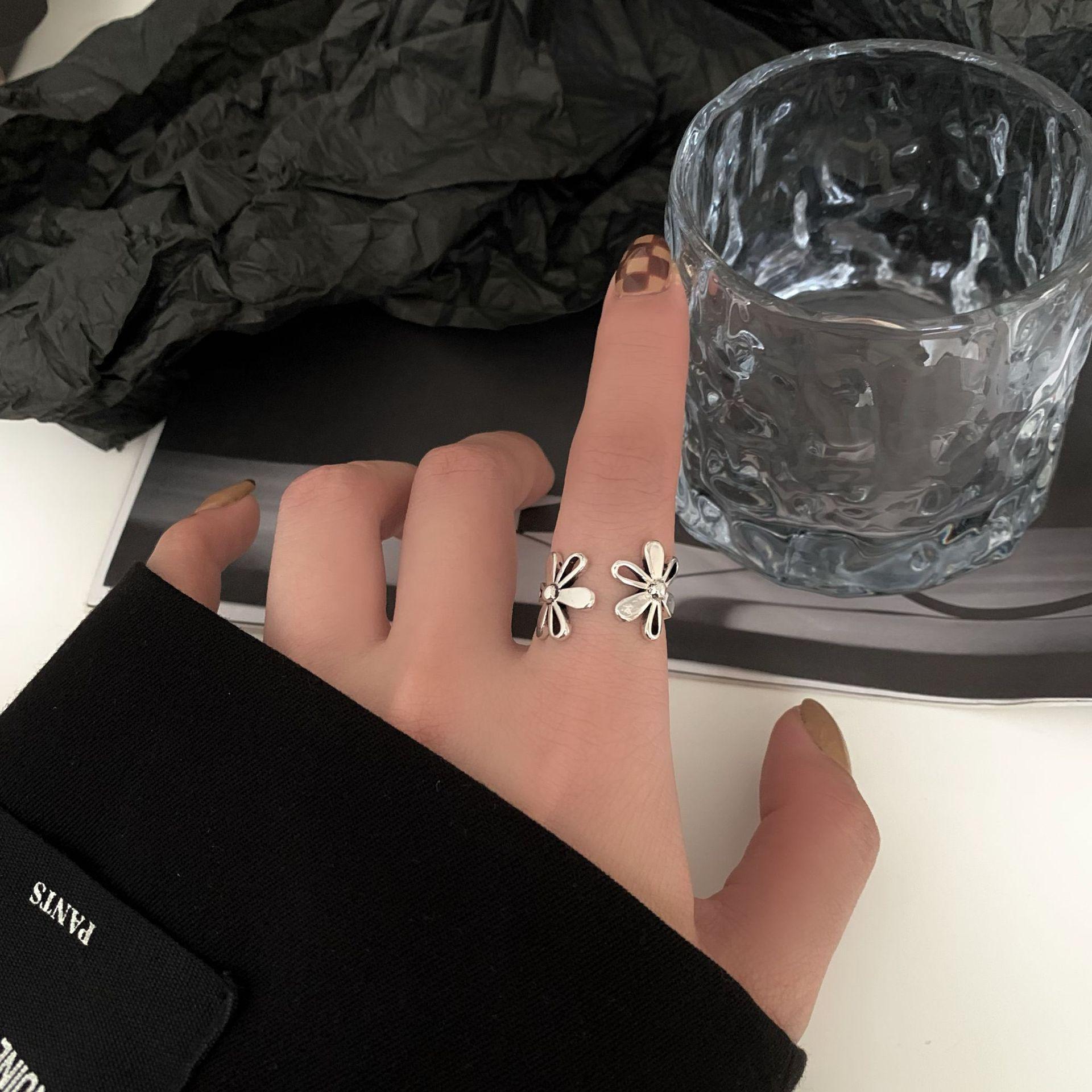 

Корейское цветочное кольцо открытого типа для женщин - модный аксессуар для указательного пальца 2021 года Adjustable opening