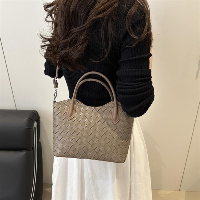 Fashion Handbag New Retro Woven Pattern Trendy Large Capacity Versatile Shoulder Messenger Bag