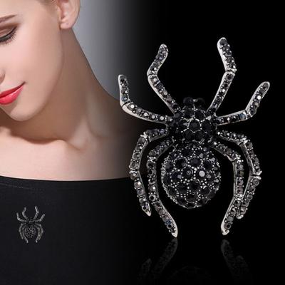 Spilla a forma di ragno Decorazione con strass lucidi Realistica forma di ragno Decorazione colletto per abiti Lega antiruggine Abiti leggeri Gioielli Regalo per signora