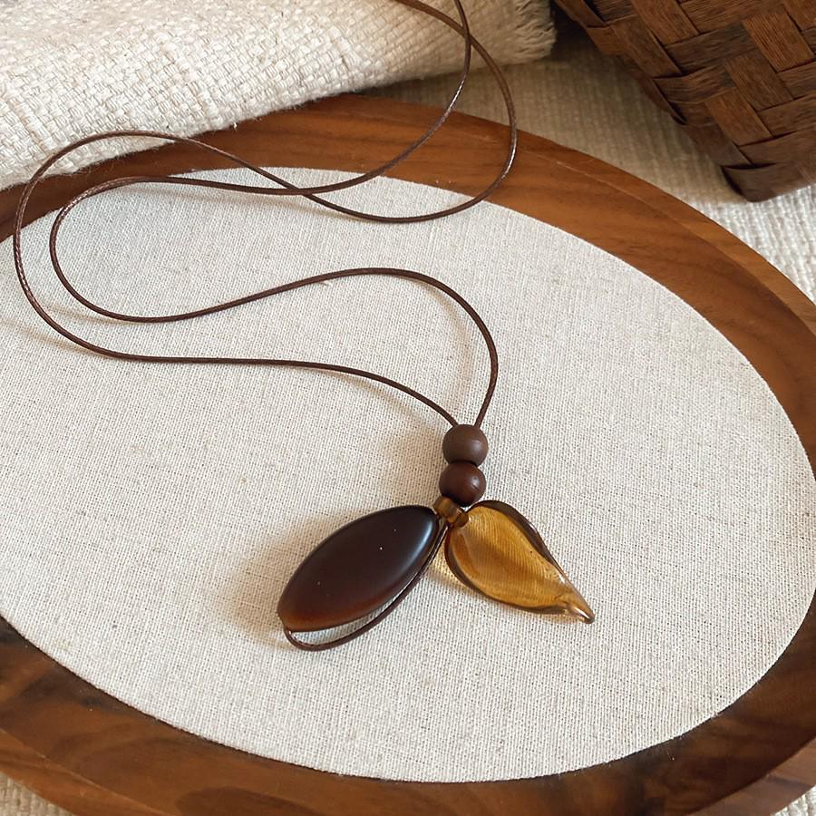 High-End Women's Retro Oval Geometric Resin Necklace