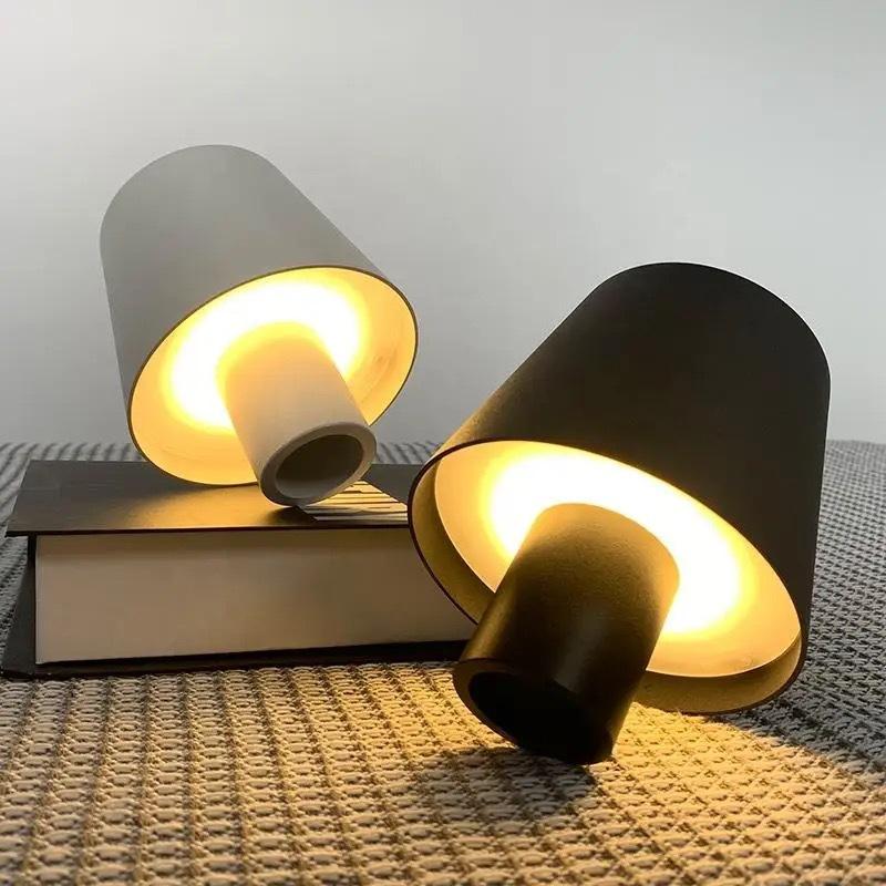 Lampada da Tavolo Portatile a LED a Batteria a Forma di Bottiglia di Vino con Controllo Touch di 3 Colori e Dimmerazione Continua Lampada da Notte Per Decorazione Bar Festa