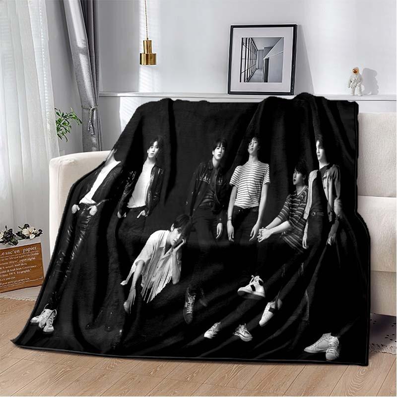 Neueste Kpop Bangtan Boys Bedruckte Neueste Fleece Plüschdecke Weiche Warme Decke für Erwachsene und Kinder Schlafzimmer Sofa Geschenk 75x90cm
