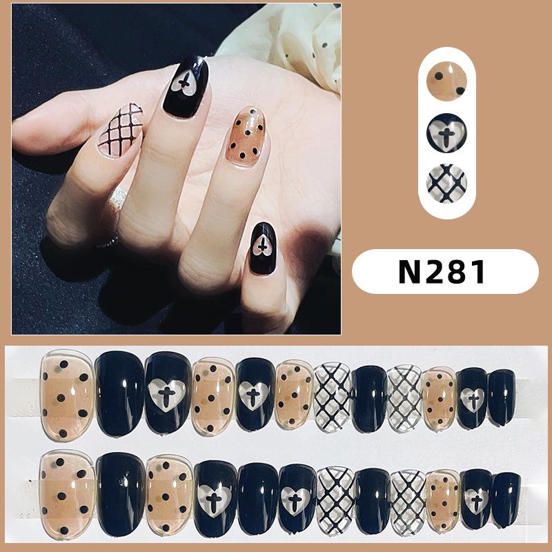 

Трендовые накладные ногти в виде сердечек и клетчатые в горошек